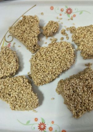 તલ ની ચીકી (Til Chiki Recipe In Gujarati) રેસીપી મુખ્ય ફોટો