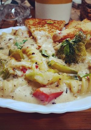 A picture of White Sauce Pasta.