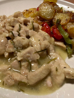 Una foto de Pollo al ajillo con papas a lo pobre
