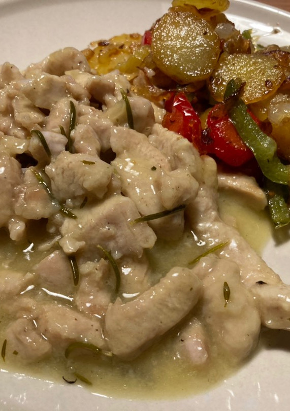 Una foto de Pollo al ajillo con papas a lo pobre