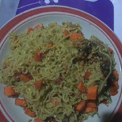 A picture of Noodles made with egg sauce and chicken.
