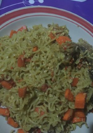 A picture of Noodles made with egg sauce and chicken.