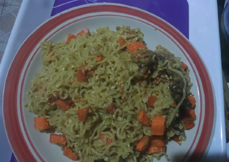 Noodles made with egg sauce and chicken