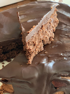 Una foto de Tarta de chocolate con poca harina (y menos destreza)