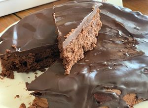 Foto principal de Tarta de chocolate con poca harina (y menos destreza)