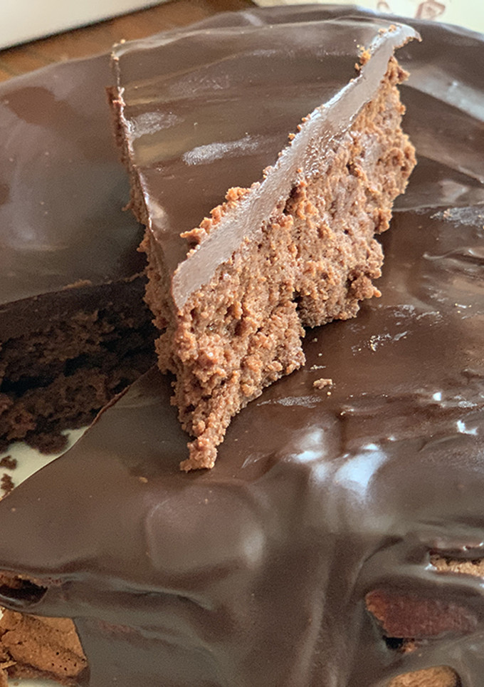 Una foto de Tarta de chocolate con poca harina (y menos destreza)
