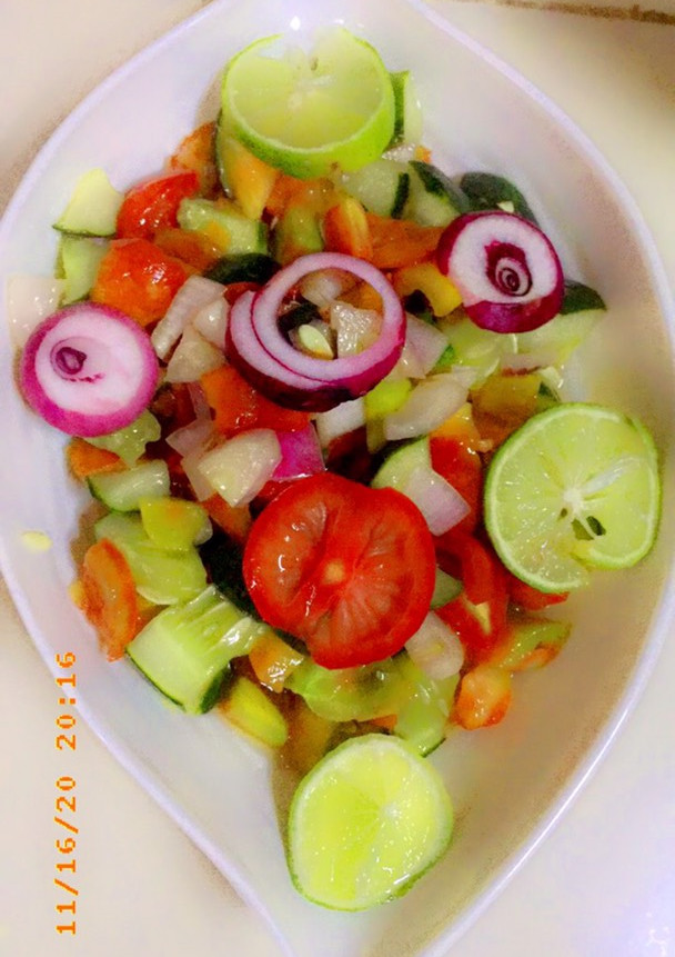Cocumber&tomatoes salad ainihin hoton girkin