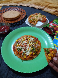 ભાખરી પીઝા (Bhakhri Pizza Recipe In Gujarati) રેસીપી મુખ્ય ફોટો