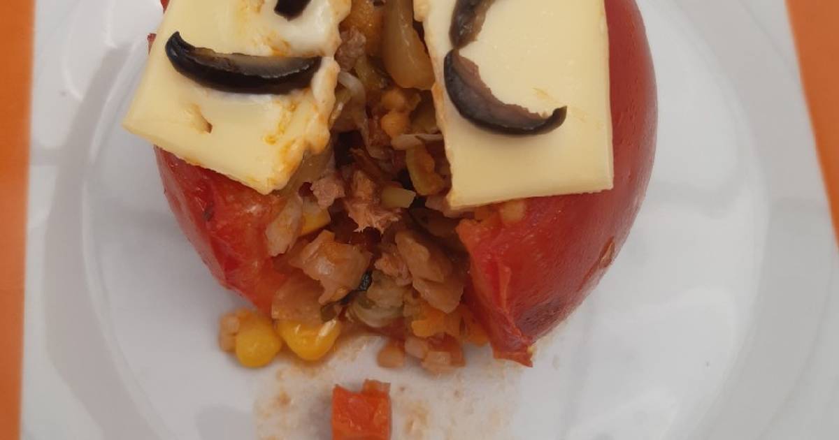 Tomate relleno con verduras, arroz y atún Receta de Natalia Rebolledo