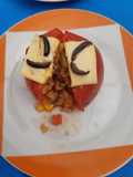 Tomate relleno con verduras, arroz y atún