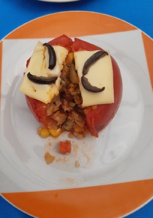 Una foto de Tomate relleno con verduras, arroz y atún