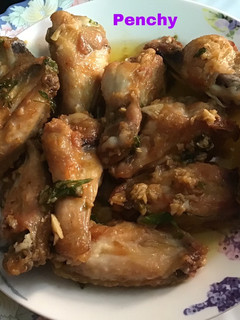 Una foto de Alitas de pollo al ajillo con vino blanco