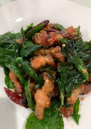 รูปของ หมูสามชั้นผัดพริกแห้งใบโหระพากรอบ