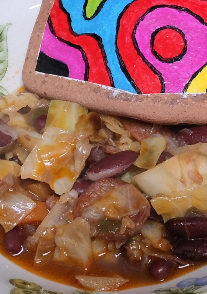 Una foto de Alubias rojas con repollo salteado en olla a presión
