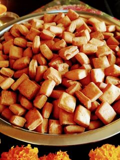 गोड खुसखुशीत शंकरपाळी (shankarpale recipe in marathi) रेसिपी चे मुख्य फोटो