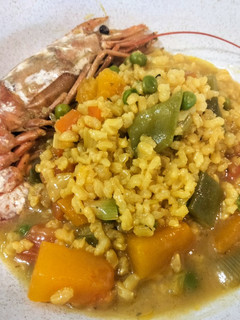 Una foto de Arroz caldoso con gambas al curry