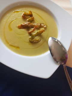 Una foto de Crema de patatas, cebolleta y puerro