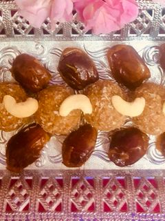 ओट्रस खजूर ड्रायफ्रुट्स लाडू (oats kajur dry fruits ladoo recipe in marathi) रेसिपी चे मुख्य फोटो 