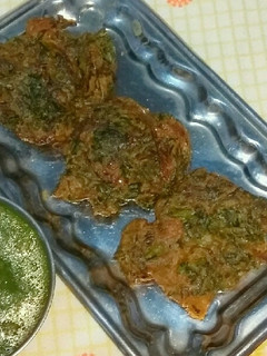 पालक पकौडे (Palak Pakode recipe in Hindi) रेसिपी मुख्य फोटो