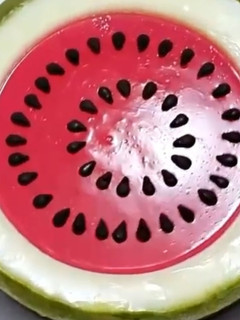 Una foto de Tarta fresca con forma de sandía 🍉🍉🍉