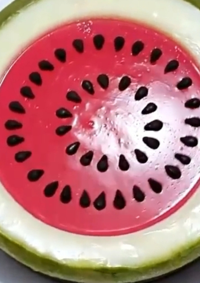 Una foto de Tarta fresca con forma de sandía 🍉🍉🍉