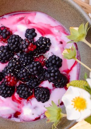 Hình của món 🌱 Sữa Chua Hạnh Nhân Sirô Blackberry (Vegan).