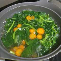 Sayur bayam kuah bening wortel simple enak রেসিপির প্রধান ছবি