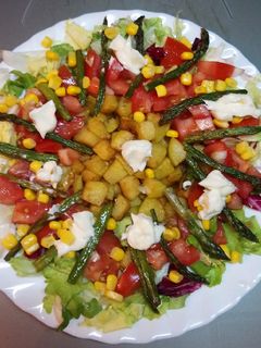 Una foto de Ensalada con patatas fritas