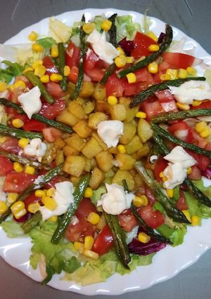 Foto principal de Ensalada con patatas fritas