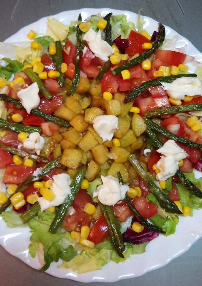 Una foto de Ensalada con patatas fritas