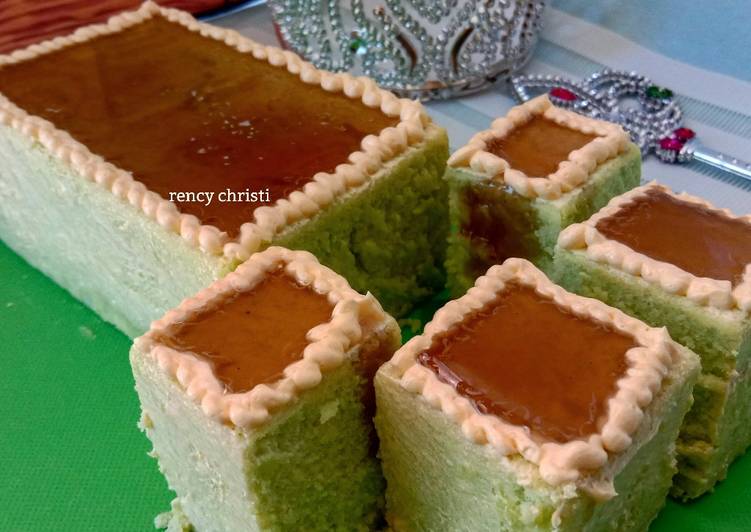 Bolu Pandan kukus selembut kapas dengan saus gula merah