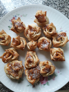 Una foto de Pimpollos de hojaldre con dulce de leche y coco