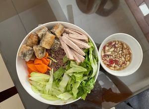 Hình của món Bún gạo lứt trộn.