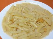 Una foto de macarrones con caldo de pollo