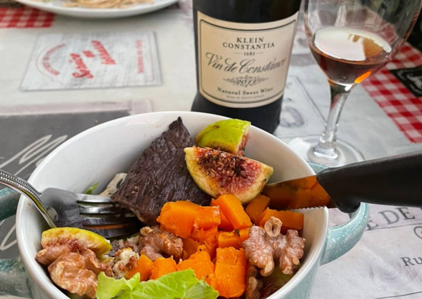 Salad with figs, walnuts and blue cheese