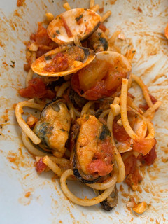 Una foto de Pasta con almejas, mejillones y vino
