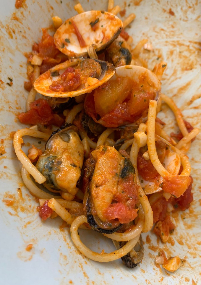 Una foto de Pasta con almejas, mejillones y vino