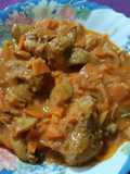 Conejo guisado al vino y mostaza, con champiñones y zanahoria