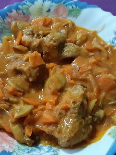Una foto de Conejo guisado al vino y mostaza, con champiñones y zanahoria