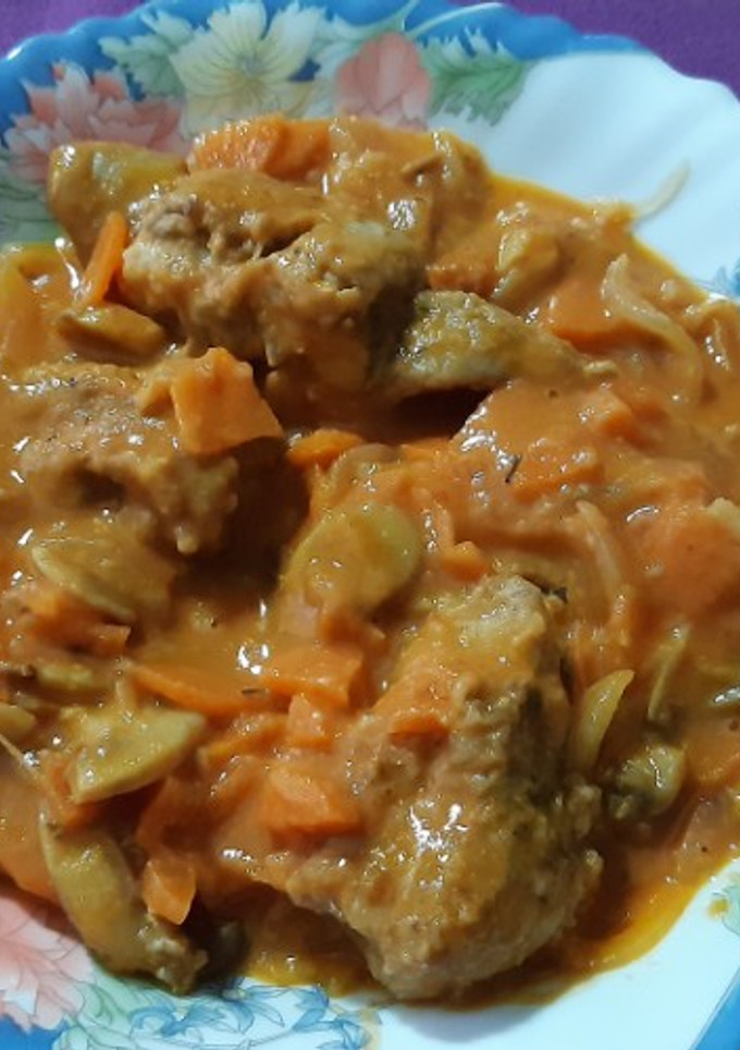 Una foto de Conejo guisado al vino y mostaza, con champiñones y zanahoria