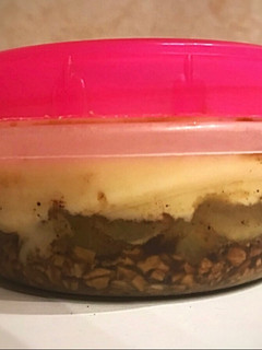 Una foto de Desayuno para llevar en tupper de avena, banana asada y café