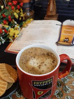हॉट मिल्की क्रिमी कॉफी (hot milky creamy coffee recipe in marathi) रेसिपी चे मुख्य फोटो