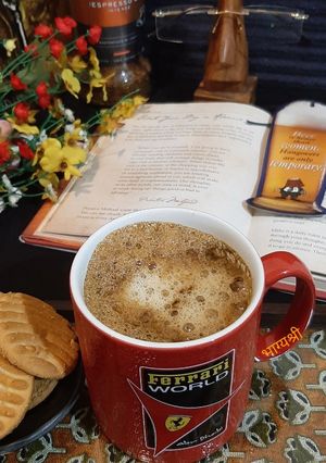 हॉट मिल्की क्रिमी कॉफी (hot milky creamy coffee recipe in marathi) रेसिपी चे मुख्य फोटो