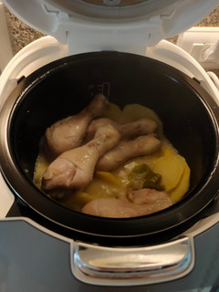 Una foto de Pollo al horno con patatas en robot Moulinex