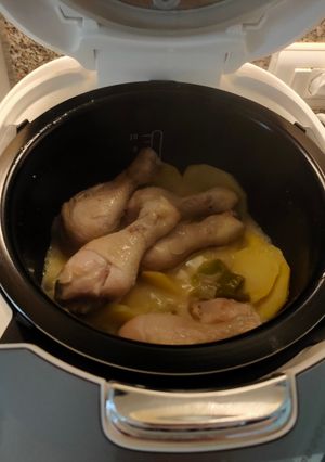 Una foto de Pollo al horno con patatas en robot Moulinex