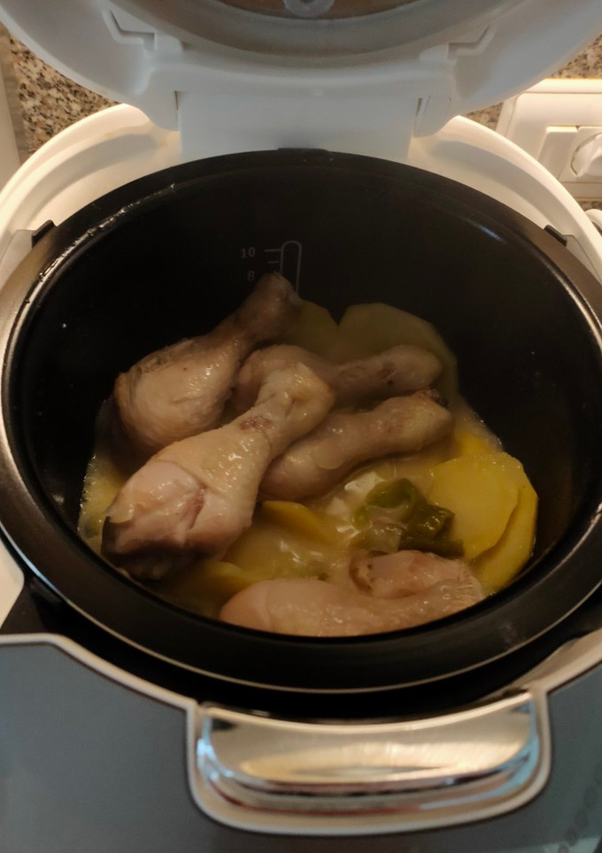 Una foto de Pollo al horno con patatas en robot Moulinex