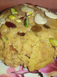 बेसन का शीरा (Besan ka sheera recipe in hindi) रेसिपी मुख्य फोटो