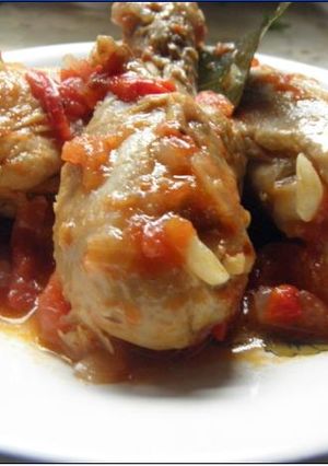 Una foto de Muslos de pollo entomatados