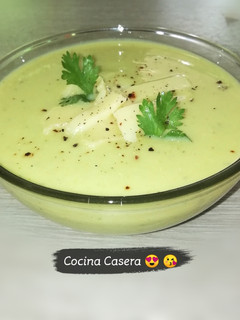 Una foto de Crema de brócoli 🥦 y curry!! 😍☺️😋🤤