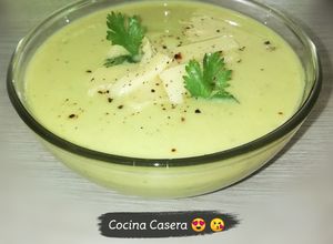 Una foto de Crema de brócoli 🥦 y curry!! 😍☺️😋🤤